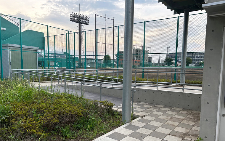 野球場 車いす観覧席・スロープの写真